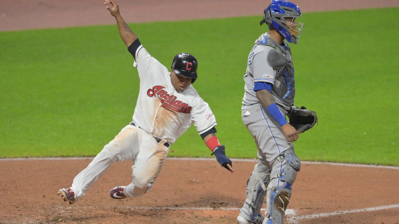 Royals wait out rain delay to fall 3-2 in extra innings